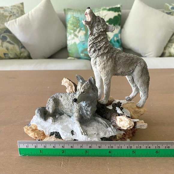 Howling And Sitting Wolves Figurine Sculpture - Picture 10 of 12